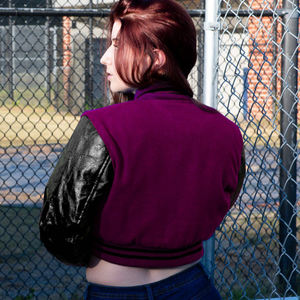 Blouson Bomber Femme Style Universitaire Violet et Noir avec Manches en Similicuir – Veste Décontractée Tendance pour Dames - Product Image 6