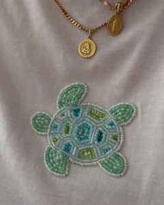 Débardeur court d'été en coton côtelé personnalisé, vert clair, avec patch animal tortue de mer perlé fait main, sans manches, col rond - Product Image 1