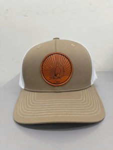 Casquette de camionneur pour adulte en maille confortable à 6 panneaux avec patch en cuir personnalisé, fabriquée en usine au Vietnam, style décontracté pour la pêche - Product Image 1