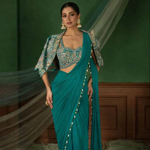 Sari en crêpe de soie élégant avec bordure en dentelle, chemisier et koti ornés de sequins |   Vêtements de fête et de réception - Product Image 1