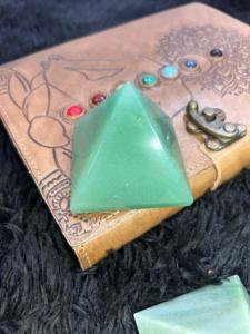 Pirámide de Aventurina Verde, Piedras de Cristal Pulido, Decoración para el Hogar, Gema Grabada con Técnica de Corte - Product Image 2