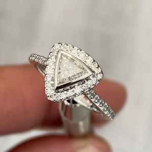 Bague de mariage en moissanite taille triangle avec halo de diamants pour femme, en argent 925 original, pour un cadeau de charme serti clos, bijou pour partenaire - Product Image 2