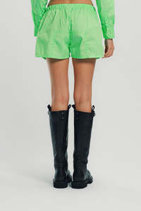 Shorts rayés vert vif pour femme, taille haute élastique, légers et confortables, style streetwear, fabriqués au Pakistan à bas prix - Product Image 2