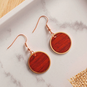 Boucles d'oreilles circulaires en bois plaqué or rose avec incrustation de bois rouge, bijoux artisanaux - Product Image 1