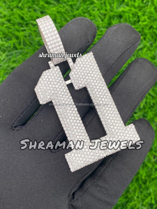 ไอเดียของขวัญสุดฮิต ดีไซน์ฮิปฮอป 3 มิติ แบบใหม่ ประดับเพชรเม็ดใหญ่เคลือบโรเดียมเงินแท้ 925 พร้อมตัวอักษรและหมายเลขที่ระลึก เพชรเลี้ยงในห้องปฏิบัติการ - Product Image 3