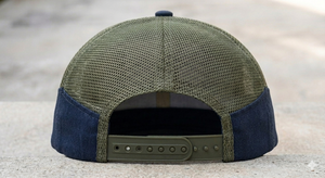 Casquette Trucker Structurée à 5 Panneaux Bicolore Personnalisée en Gros, Profil Moyen, Maille Bleu Marine et Vert Olive avec Logo Tissé - Product Image 3