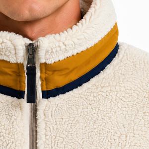Chaquetas de Forro Polar Sherpa de Color Beige Liso de 380 g/m², Chaquetas de Invierno con Paneles en Contraste Dorado y Diseño Bordado - Product Image 6