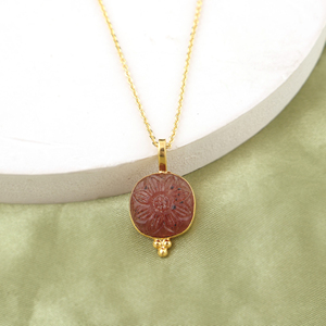 Collier pendentif floral sculpté à la main en amazonite naturelle et quartz cerise, plaqué or 18 carats, pierres semi-précieuses en forme de coussin - Product Image 4