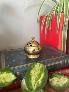 Quemador de incienso metálico elegante, pieza tradicional con estilo, ideal para mejorar la experiencia de fragancia en el hogar y la belleza del interior. - Product Image 6