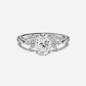 Anillo Floral de Diamante Ovalado Cultivado en Laboratorio de 4.50CT, Oro Amarillo, Joyería Nupcial con Engaste de Puntas - Product Image 2