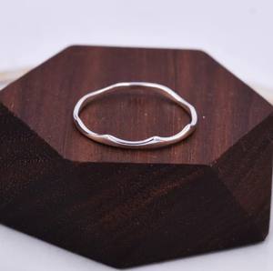 Anillo Ondulado de Plata de Ley, Anillo Delgado y Delicado, Anillo Apilable, Anillo con Diseño de Ola - Product Image 1