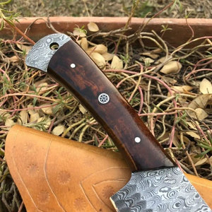 Cuchillo de chef de acero de Damasco con mango de madera y hoja con diseño estampado - Product Image 3