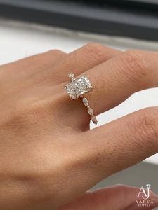 Anillo de Moissanita con Corte Esmeralda, Chapado en Oro, Engaste de Garras, Banda de Compromiso, Acento Ovalado Marquesa, Joyería de Boda - Product Image 3
