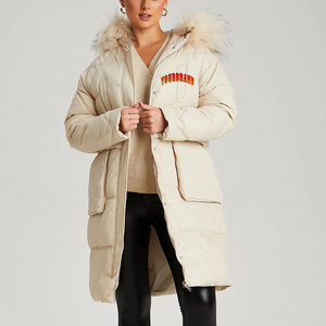 Chaqueta Larga Acolchada OEM para Mujer, Estilo Urbano, Abrigo Largo Acolchado con Capucha de Piel Sintética para Invierno - Product Image 1