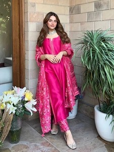 ชุดคุर्ติผ้าฝ้ายพร้อมสวมใส่ สไตล์ชาติพันธุ์สำหรับผู้หญิง ผ้าจอร์เจตต์ปักลายสวยงาม เสื้อผ้าดีไซเนอร์พร้อมกางเกงและผ้าคลุมไหล่ รุ่น 84578 - Product Image 1