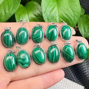 Pendentif ovale en malachite naturelle, charme classique en argent 925, pendentif - Bijoux en pierres précieuses faits à la main - Product Image 1