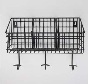 Cesta colgante de metal moderna, adecuada para almacenamiento en cocinas contemporáneas y decoración de paredes. - Product Image 1