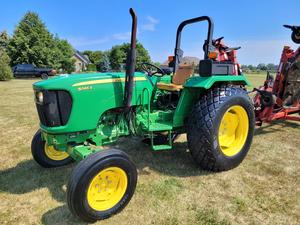 รถแทรกเตอร์อเนกประสงค์ John Deere 5065E คุณภาพราคาโรงงาน, ขับเคลื่อน 4 ล้อ, เครื่องยนต์ดีเซล 65 แรงม้า, รีโมทควบคุมด้านหลัง 1 จุด, PTO 540, ระบบเชื่อมต่อ 3 จุด, สินค้าใหม่ - Product Image 2