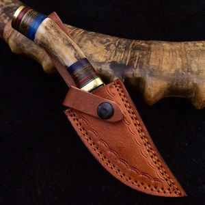 Cuchillo de punta caída de acero de Damasco hecho a mano con mango de asta de ciervo y virola de latón para caza, a un precio razonable. - Product Image 4