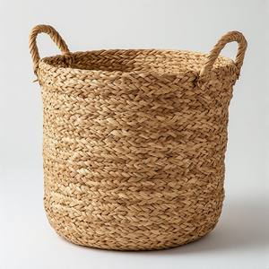 Panier de rangement artisanal en jonc de mer durable avec poignées, idéal pour la cuisine et la salle de bain, texture naturelle et chaleur authentique - Product Image 6