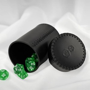 Magnifique ensemble de coupelles à dés en cuir faites à la main, personnalisables avec logo en relief, en cuir véritable tanné végétal, pour jeux de société et sportifs - Product Image 1