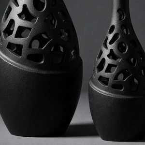 Ensemble moderne de 2 vases à fleurs en aluminium au design creux, noir mat nordique, géométrique abstrait, pour la maison, le bureau, les mariages et la décoration - Product Image 6