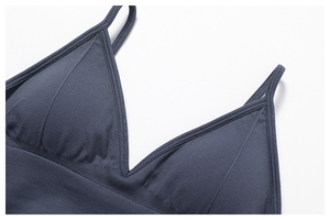 เสื้อชั้นในกีฬาผู้หญิงแบบไร้ตะเข็บ ดีไซน์โดดเด่น ขายดี คอวี สีพื้น แห้งเร็ว มีฟองน้ำเสริม - Product Image 6