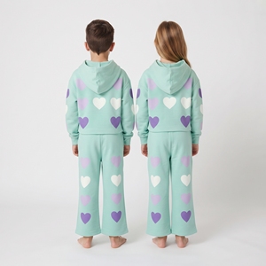 Ensemble de survêtement unisexe pour enfants à motif cœur, sweat à capuche et pantalon de jogging personnalisés pour garçons et filles, tenue de sport athlétique assortie, vêtements en gros - Product Image 2