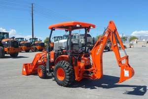 Tracteur compact Kubota B26 haute performance avec chargeur et pelle rétrocaveuse pour la construction et le bâtiment - Product Image 3
