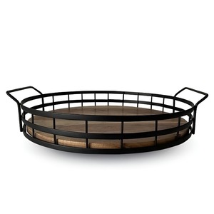 Bandeja de madera personalizada para servir comida en la barra o mesa de comedor, diseño con marco de metal, artesanía en madera. - Product Image 3
