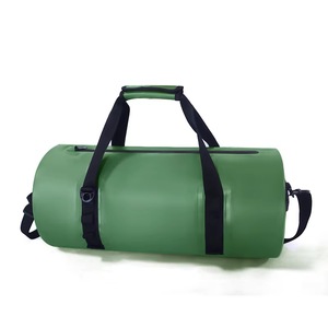 Sac de sport en PVC vert 50-70L avec sangles noires et poignée supérieure - Product Image 1