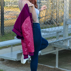 Blouson Bomber Femme Style Universitaire Violet et Bordeaux avec Manches en Similicuir – Vêtement Décontracté Tendance pour Femme - Product Image 5