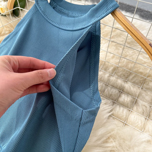 Conjunto de dos piezas para mujer: top halter tejido liso y pantalones rectos elásticos transpirables con tirantes cortos - Product Image 3