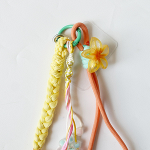 Llavero de cordón trenzado hecho a mano con colgante de flor y borla de cuentas, accesorios estéticos para mochila y bolso, conjunto de regalo amarillo - Product Image 3
