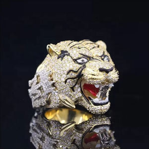 Anillo de cóctel de lujo con cabeza de tigre chapado en oro de 22 quilates y pavé de cristales, joyería llamativa con diseño animal para hombre - Product Image 3