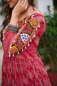 Vestido especial para Navratri con estampado Bandhani de diseñador, con trabajo Gamthi, trabajo de espejos auténticos y encaje Kodi en tejido Faux Georgette. - Product Image 3