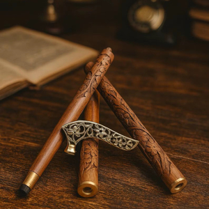 Bâtons de marche rustiques modernes en bois naturel écologique avec poignée en laiton poli, idéaux pour les cadeaux - Product Image 1