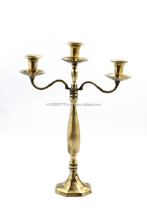 Candélabre en laiton au look antique à cinq bras idéal pour les mariages ou les intérieurs d'inspiration vintage. - Product Image 2