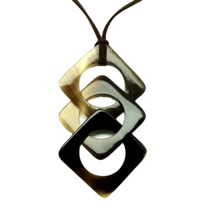 Collier pendentif en corne de buffle naturelle fait à la main pour femmes hommes et filles plaqué diamant charme style mignon avec des couleurs naturelles - Product Image 1