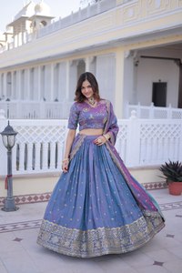 Conjunto de Lehenga Choli de Seda Royal Aura con Bordado Pesado de Zari y Lentejuelas - Product Image 3
