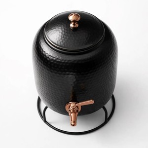 Distributeur d'eau en métal martelé noir avec robinet et couvercle en cuivre, design minimaliste, grande capacité, usage domestique - Product Image 3