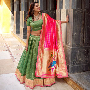 Nouvelle Conception de Lehenga Choli Traditionnel en Soie, Longueur Ras du Sol, Tenue de Mariage et de Festival Indienne avec Concept Paithani - Product Image 2
