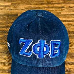 หมวกยีนส์สีเข้ม Zeta Phi Beta ปักลาย ZPB หมวกเบสบอลปักลายชมรมนักศึกษา ตะเข็บสีน้ำเงิน สายปรับได้ สไตล์ลำลอง หมวกผู้หญิงทันสมัย - Product Image 2