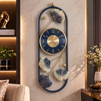 Horloge murale décorative pour la maison, horloge florale rouge chaud, cadre brun, accent crème, horloge décorative suspendue pour le salon par Falah International
