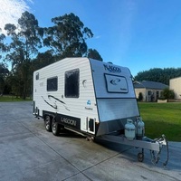 Caravane hybride étanche 4x4 légère en acier inoxydable moderne pour 4 personnes, confortable, avec panneaux solaires, tout-terrain
