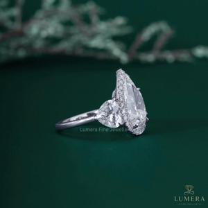 Anillo de Compromiso de Lujo con Tres Piedras y Halo de Diamantes Cultivados en Laboratorio con Corte Pera Certificados por IGI, Piedras Laterales de Moissanita con Corte Pera, 9/10/14/18K - Product Image 4