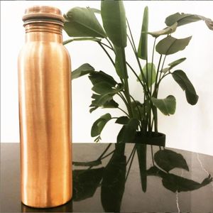 Botella de cobre para hidratación en viajes en tren y autobús, botella metálica resistente para uso en viajes largos, diseño fácil de transportar. - Product Image 1