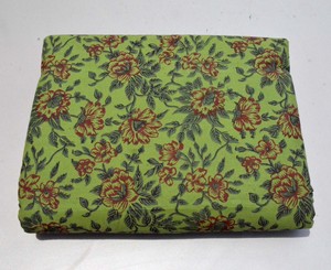 Tissu en coton imprimé à la main indien, motif floral vert, léger, textile naturel pour vêtements, ameublement et bien plus encore. - Product Image 6