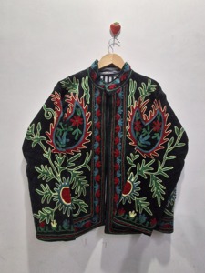 Veste en velours noir brodée de fleurs de luxe, veste de créateur faite à la main pour femmes, vêtement d'extérieur unique, veste Suzani - Product Image 1