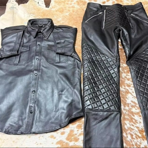Ensemble uniforme pour homme en cuir véritable noir avec panneaux matelassés, pantalon, chemise et cravate en cuir de mouton souple - Product Image 1
